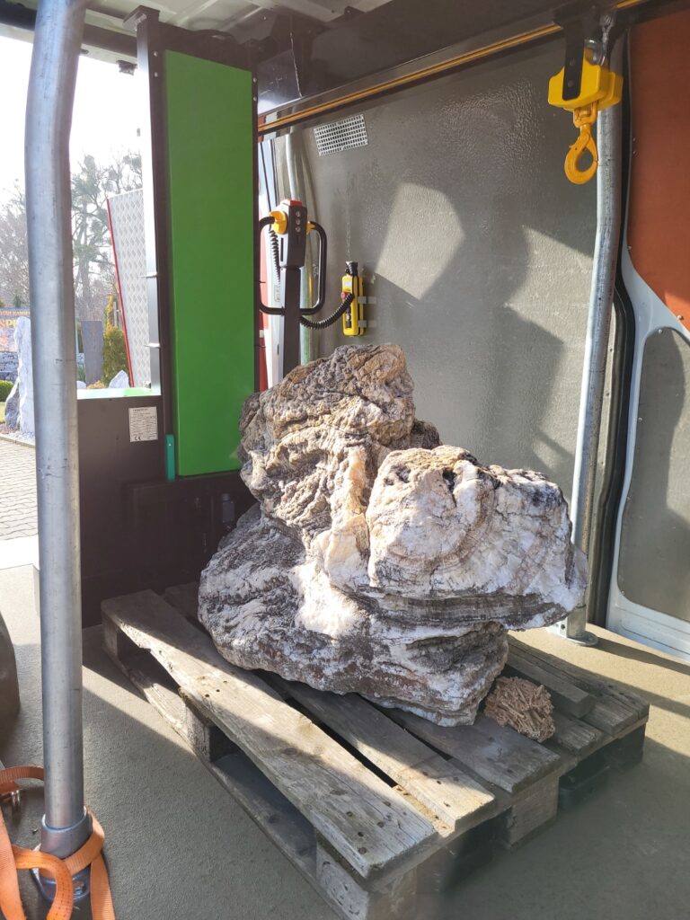 kamień ozdobny umieszczony w samochodzie razem z windą mobilną InnoLIFT
